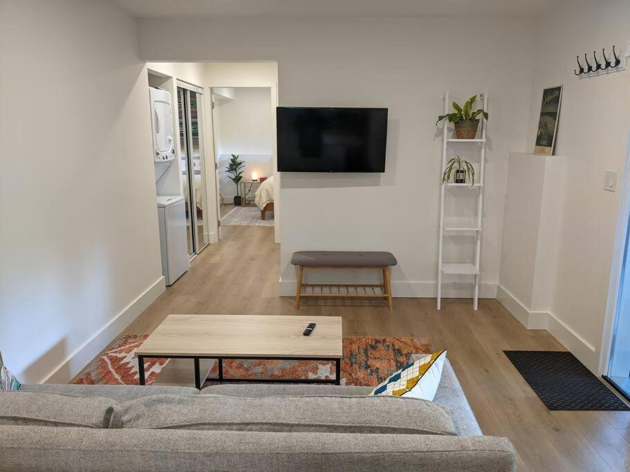Bright Modern 1Br Suite In Sooke Village Core Exteriér fotografie